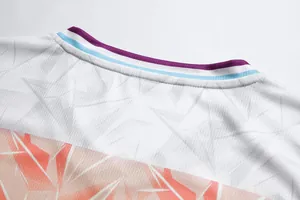 Detailansicht eines Basketball-Trikot-Ausschnitts mit feiner Mesh-Struktur und Nähten