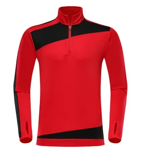 Vorderansicht einer rot-schwarzen Fußball-Trainingsjacke mit Viertelreißverschluss.