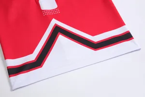 Primer plano de la tela de malla de la camiseta de baloncesto roja con dobladillo zig-zag