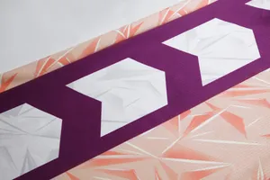 Nahaufnahme des atmungsaktiven Mesh-Gewebes am Basketballtrikot mit lila Geometriemuster