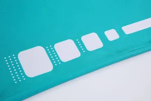 Primer plano de tela transpirable de camiseta de baloncesto verde con patrón blanco