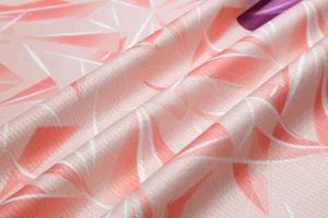 Makroansicht der atmungsaktiven Mesh-Textur des rosa Basketballtrikot-Stoffs