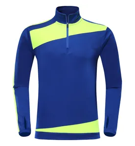 Nahaufnahme einer blau-neongelben langärmeligen Sportjacke mit halbem Reißverschluss.