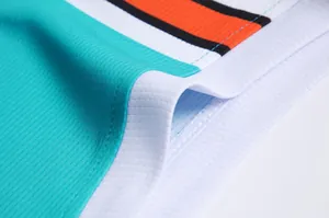 Primer plano de la tela de malla transpirable y costuras reforzadas del uniforme de baloncesto
