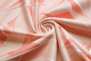 Detailaufnahme von atmungsaktivem Basketballtrikot-Stoff mit rosa geometrischem Muster