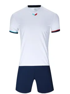Ensemble de maillot de football blanc respirant avec short bleu marine.