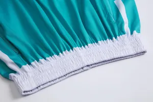 Detalle macro de la cintura elástica y tela de malla transpirable de pantalón corto
