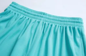 Detailansicht der atmungsaktiven Mesh-Basketballshorts mit elastischem Bund-Design
