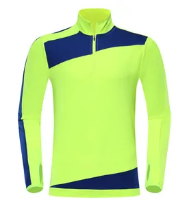 Detailansicht der neongelben und marineblauen Fußball-Trainingsjacke von vorne
