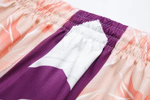 Nahaufnahme von atmungsaktivem Mesh-Gewebe und dem elastischen Bund der Basketballhose
