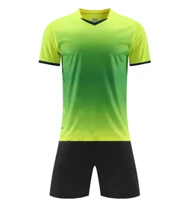 Vorderansicht des gelb-grünen Fußballtrikots mit Sternenmuster und schwarzer Shorts