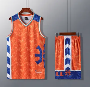 Completo maglia e pantaloncini da basket arancione con motivi geometrici e strisce blu.