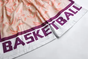 Nahaufnahme von Basketball-Shorts mit geometrischem Muster und lila Band