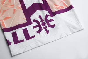 Detailaufnahme von atmungsaktivem Mesh-Gewebe und violettem Logo-Aufdruck auf Basketballtrikot.