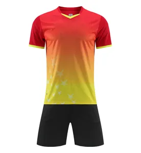 Detailansicht eines rot-gelben Fußballtrikots mit passenden schwarzen Trainingsshorts.