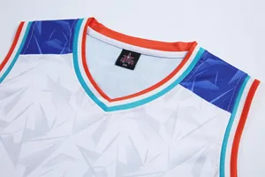 Primo piano di una maglia da basket con scollo a V e stampa geometrica colorata.