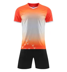Fußballtrikot-Set mit orange-weißem Farbverlauf, Sternenmuster und schwarzen Shorts