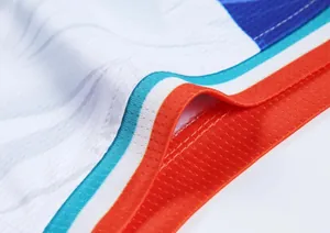Primo piano del tessuto mesh di alta qualità e cuciture resistenti sull'orlo della maglia.
