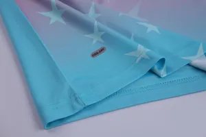 Detailaufnahme des atmungsaktiven Mesh-Gewebes am blau-violetten Fußballtrikot