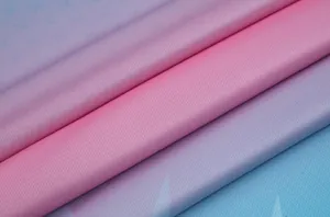 Makro-Detail von atmungsaktivem Mesh-Fußballtrikot-Stoff mit rosa-blauem Verlauf.