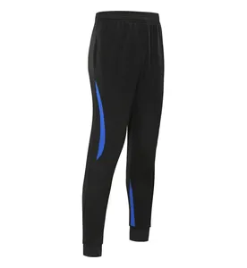 Detailansicht einer schwarzen Fußball-Trainingshose mit sportlichen blauen Einsätzen.
