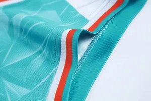 Dettaglio ravvicinato della tasca laterale su maglia basket traspirante