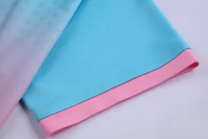 Nahaufnahme eines atmungsaktiven Fußballtrikot-Ärmels mit kontrastierendem rosa Rippbündchen