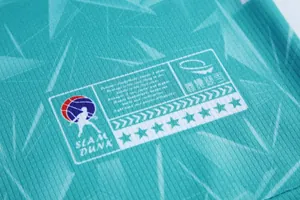 Dettaglio ravvicinato del tessuto turchese traspirante e del logo stampato sulla maglia da basket