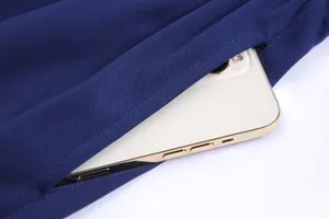 Detailansicht der marineblauen Fußball-Trainingsshorts mit Handy in der Seitentasche
