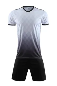 Detail van voetbaltenue met wit naar zwart verloop in ruitpatroon