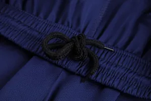 Detaillierte Nahaufnahme des dunkelblauen Sportshorts-Bunds mit schwarzem Kordelzug