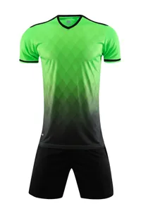 Volledig voetbaltrainingsset met groen ruitverloopshirt en zwarte korte sportbroek