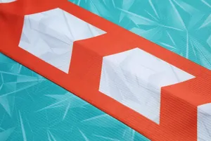 Vista dettagliata del tessuto traspirante di qualità sulla maglia da basket con motivo geometrico