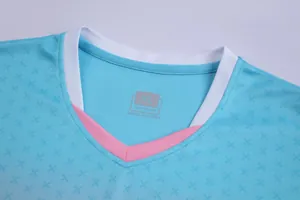 Nahaufnahme des blauen Kinder-Fußballtrikot-Ausschnitts mit rosa und weißen Details.