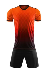 Gedetailleerd overzicht van een oranje en zwart verloop voetbaltenue met een modern V-hals design