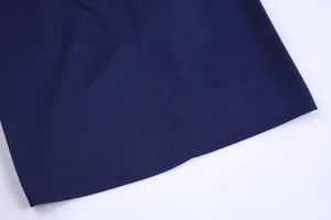 Nahaufnahme der Nähte und der Stofftextur eines marineblauen Kinder-Fußballtrikots