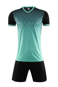 Professioneel detailoverzicht van het blauwgroene kleurverloop voetbalshirt en de zwarte short