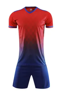 Professioneel voetbaltenue met rood en blauw verloop shirt en korte sportbroek