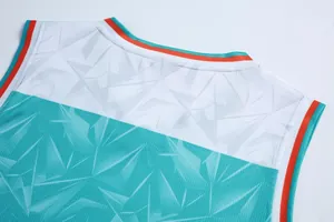 Dettaglio del colletto della maglia da basket con stampa geometrica verde acqua