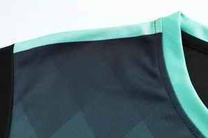 Detailopname van ademende mesh-stof en stiksels bij de halslijn van een sportshirt.