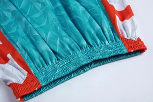 Dettaglio ravvicinato dell'elastico in vita dei pantaloncini da basket traspiranti