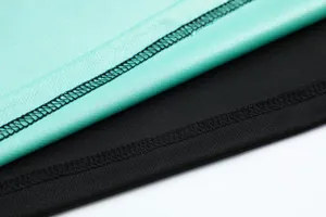 Gedetailleerde close-up van ademende voetbalshirtstof met stevig versterkte stiksels