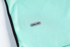 Detailweergave van de ademende mintgroene meshstof met de Cool-Dry-technologie