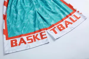 Dettaglio del tessuto mesh e scritta basketball su pantaloncini sportivi