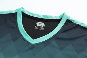 Detailopname van de V-hals van een ademend mesh voetbaltrainingsshirt met XL-label