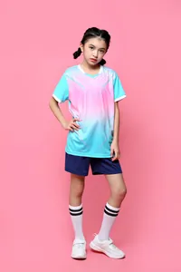 Detailansicht des schnelltrocknenden Sporttrikots in Pink-Cyan-Farbverlauf
