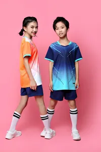 Zwei Kinder in farbenfrohen Sport-T-Shirts und Shorts mit Farbverlauf auf rosa Grund