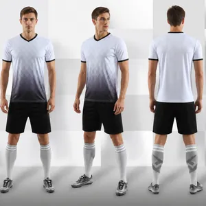 Professionele voetbaltrainingsset met wit en zwart verloopshirt en bijpassende short