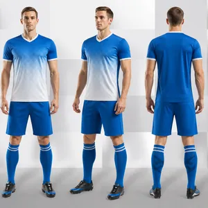 Lichtblauw verloop voetbaltenue met shirt korte broek en sokken voor de teamtraining