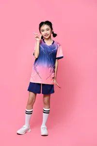 Vollansicht eines Mädchens in einem pink-blauen, schnelltrocknenden Sport-Set mit Farbverlauf